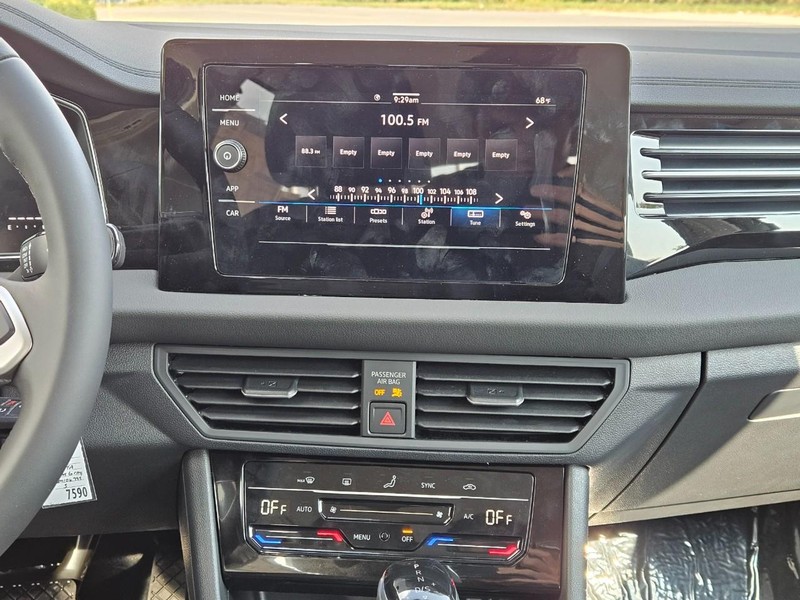 Volkswagen Jetta Vehicle Full-screen Gallery Image 7