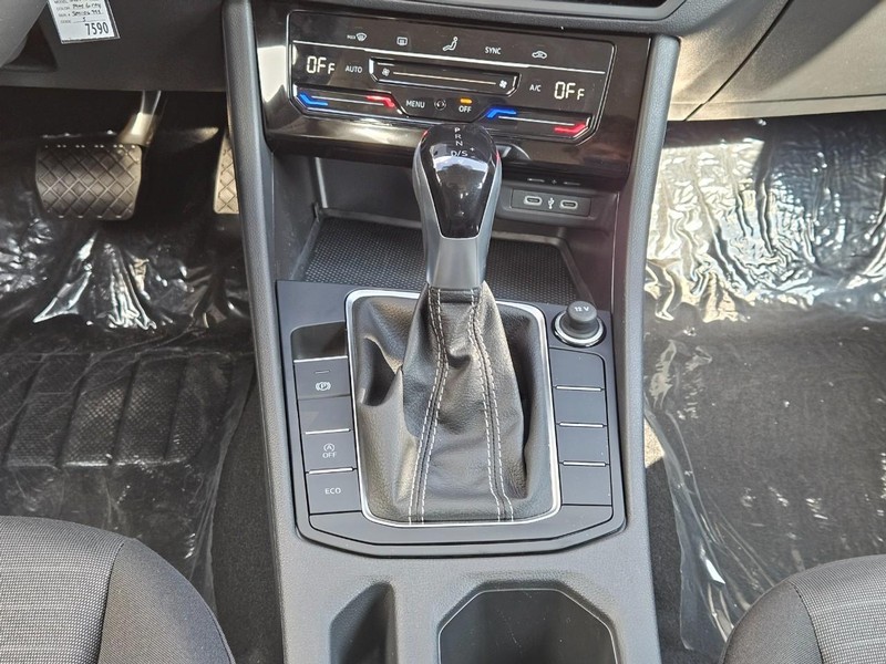 Volkswagen Jetta Vehicle Full-screen Gallery Image 8