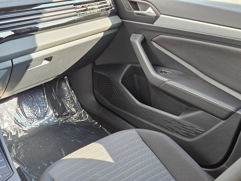 Volkswagen Jetta Vehicle Full-screen Gallery Image 10