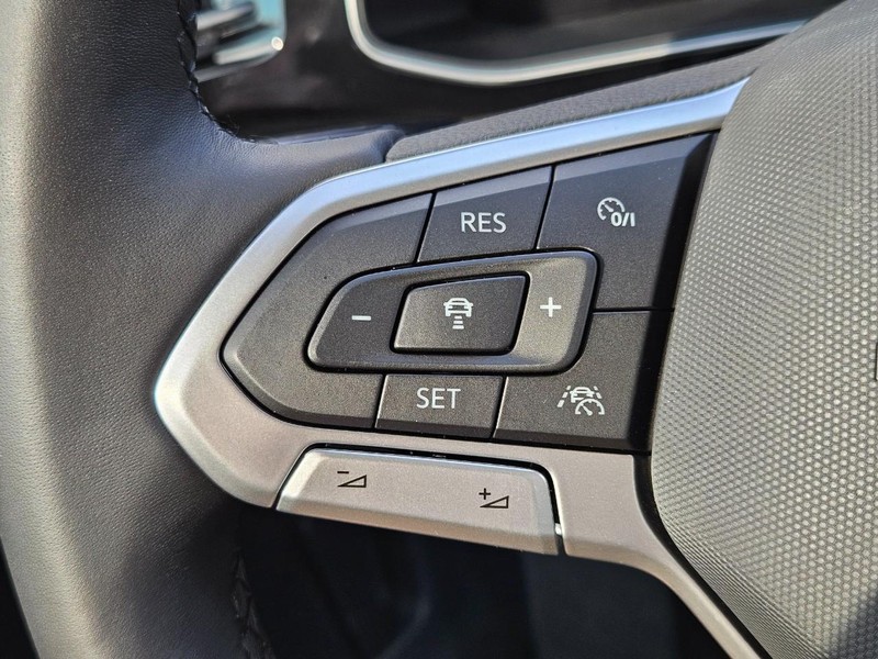 Volkswagen Jetta Vehicle Full-screen Gallery Image 11