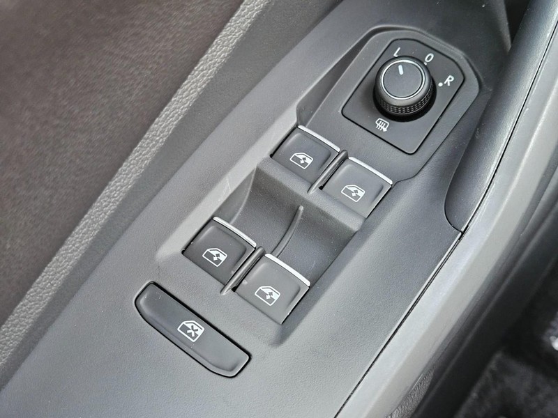 Volkswagen Jetta Vehicle Full-screen Gallery Image 14