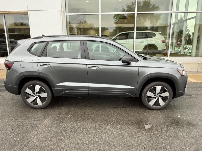 Volkswagen Taos Vehicle Full-screen Gallery Image 2