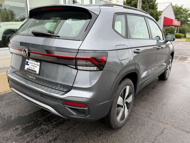 Volkswagen Taos Vehicle Full-screen Gallery Image 3