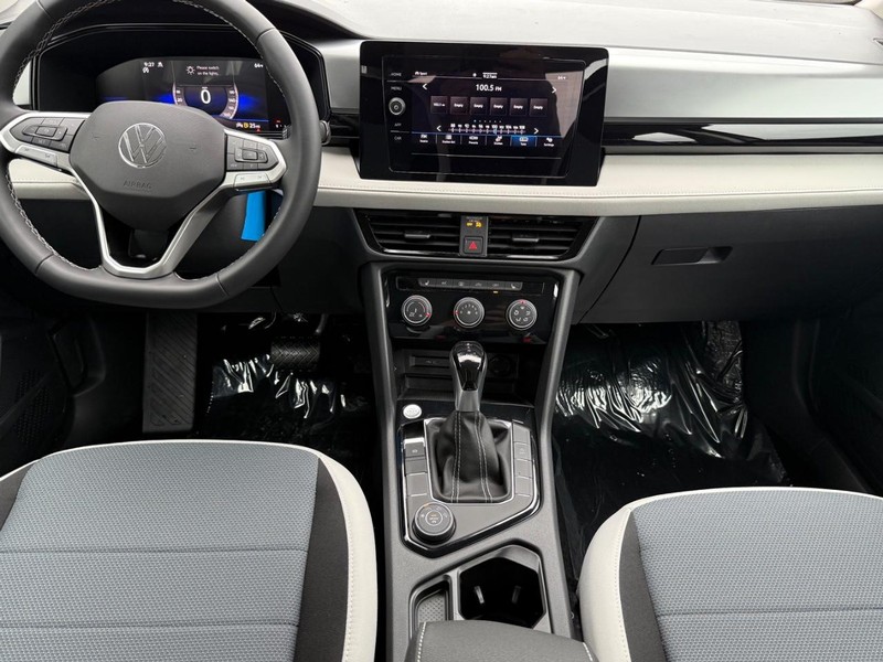 Volkswagen Taos Vehicle Full-screen Gallery Image 6