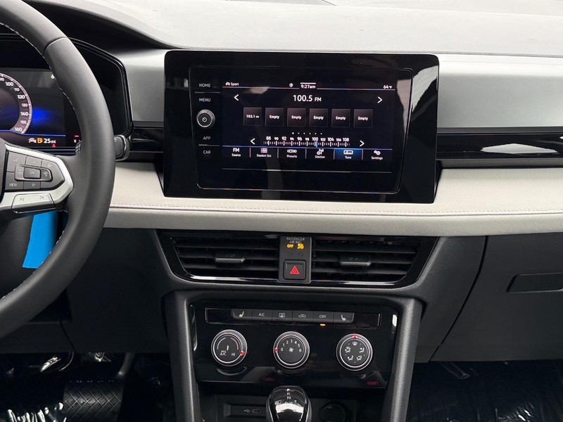 Volkswagen Taos Vehicle Full-screen Gallery Image 7