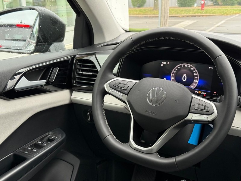 Volkswagen Taos Vehicle Full-screen Gallery Image 8