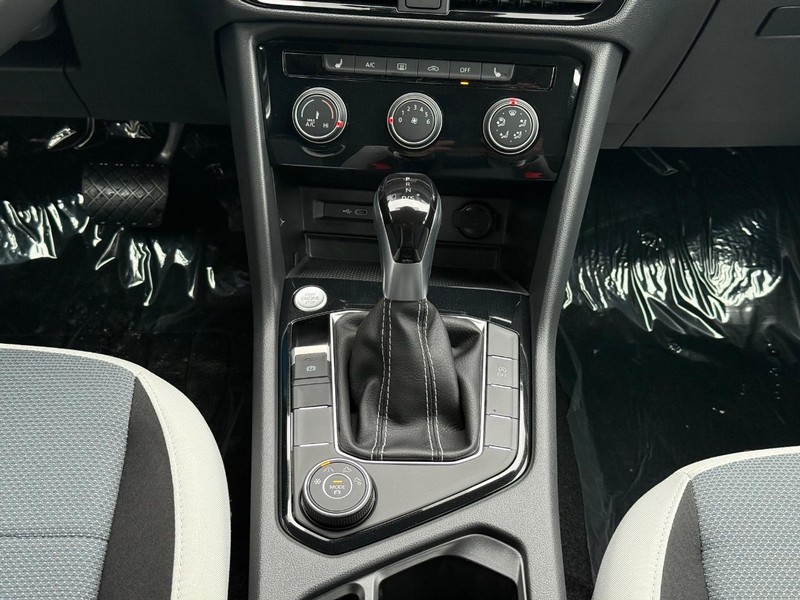 Volkswagen Taos Vehicle Full-screen Gallery Image 9