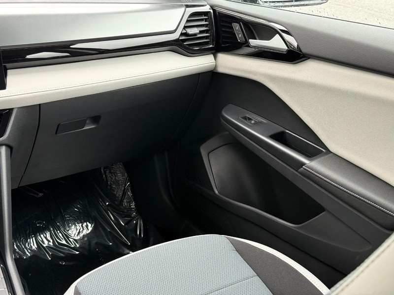 Volkswagen Taos Vehicle Full-screen Gallery Image 10