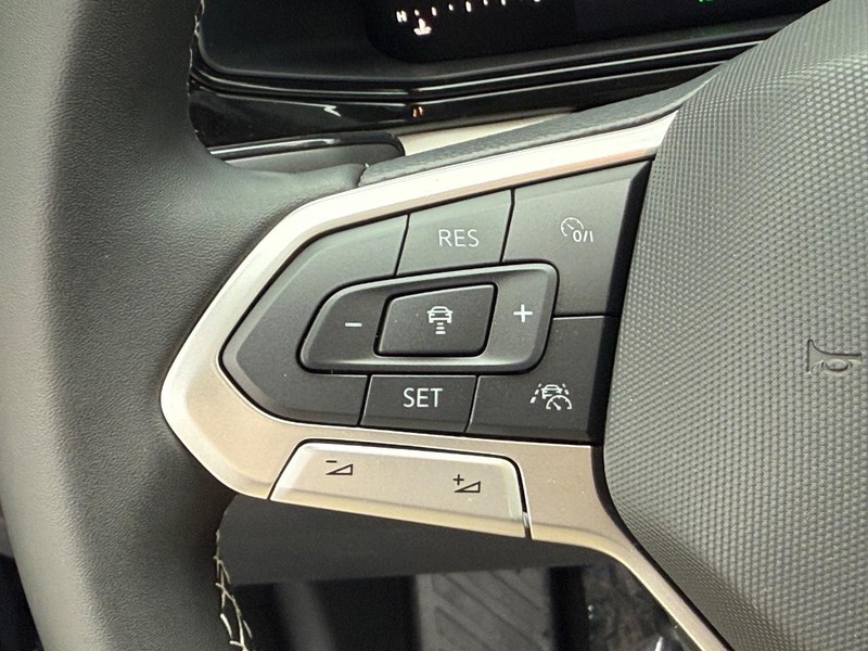 Volkswagen Taos Vehicle Full-screen Gallery Image 11