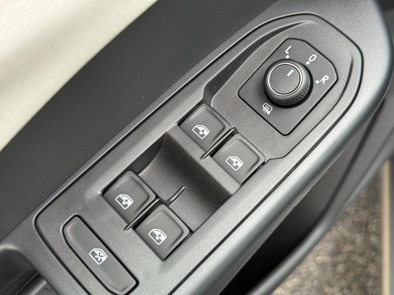 Volkswagen Taos Vehicle Full-screen Gallery Image 15