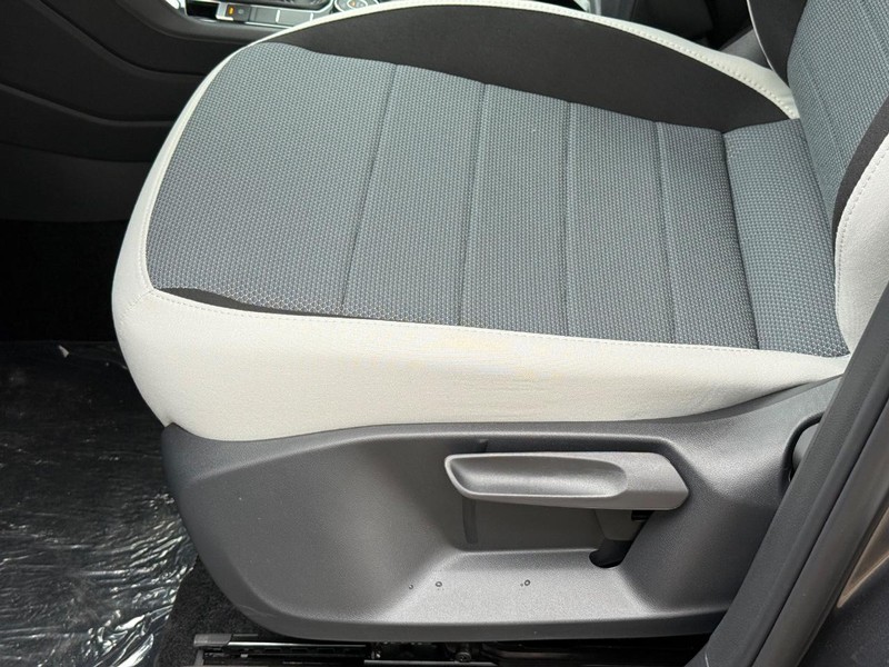 Volkswagen Taos Vehicle Full-screen Gallery Image 16