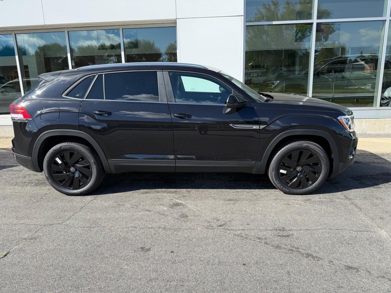 Volkswagen Atlas Cross Sport Vehicle Full-screen Gallery Image 2