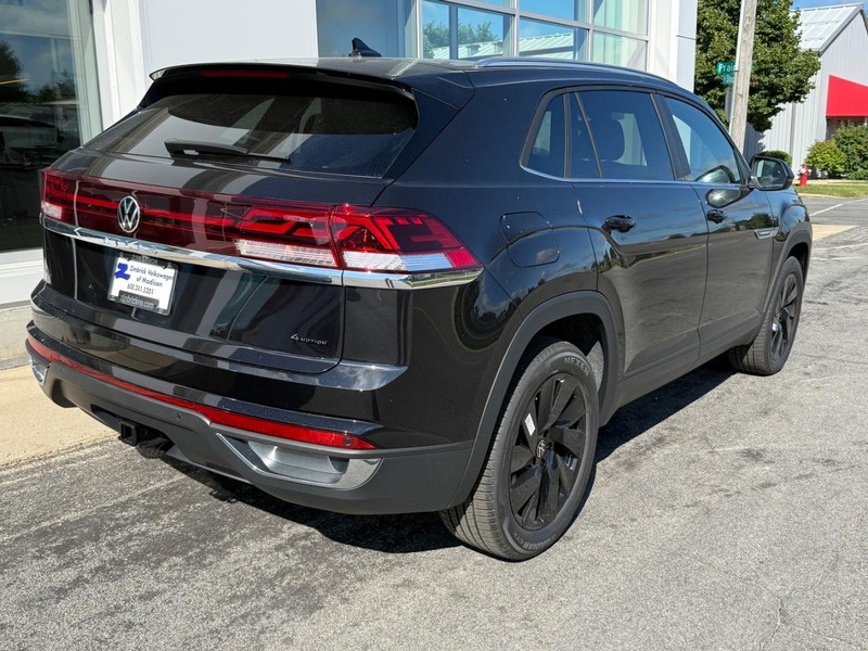 Volkswagen Atlas Cross Sport Vehicle Full-screen Gallery Image 3