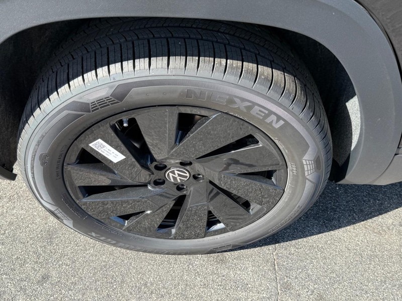 Volkswagen Atlas Cross Sport Vehicle Full-screen Gallery Image 4