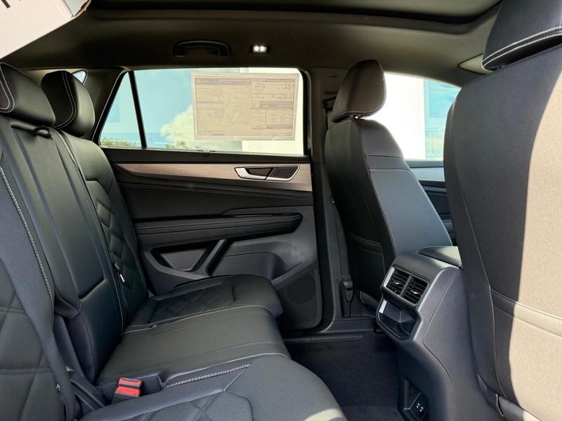 Volkswagen Atlas Cross Sport Vehicle Full-screen Gallery Image 5