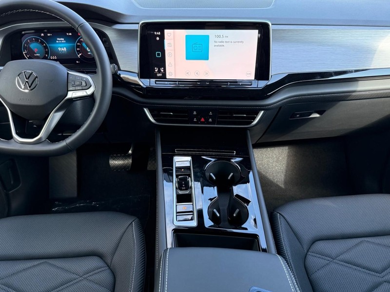 Volkswagen Atlas Cross Sport Vehicle Full-screen Gallery Image 6