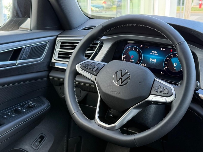 Volkswagen Atlas Cross Sport Vehicle Full-screen Gallery Image 9