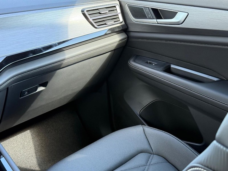 Volkswagen Atlas Cross Sport Vehicle Full-screen Gallery Image 10