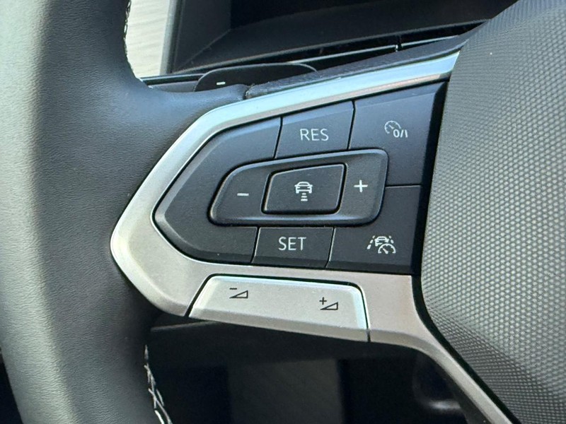 Volkswagen Atlas Cross Sport Vehicle Full-screen Gallery Image 11