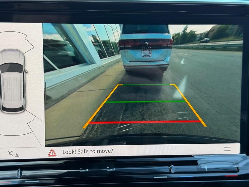 Volkswagen Atlas Cross Sport Vehicle Full-screen Gallery Image 13