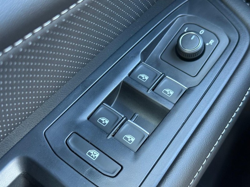 Volkswagen Atlas Cross Sport Vehicle Full-screen Gallery Image 15