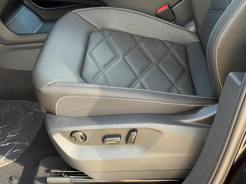 Volkswagen Atlas Cross Sport Vehicle Full-screen Gallery Image 16