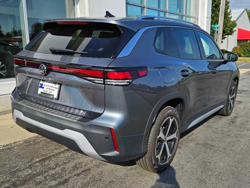 Volkswagen Tiguan Vehicle Full-screen Gallery Image 3