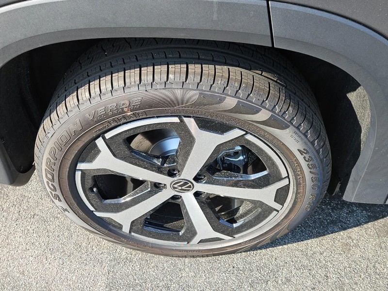 Volkswagen Tiguan Vehicle Full-screen Gallery Image 4