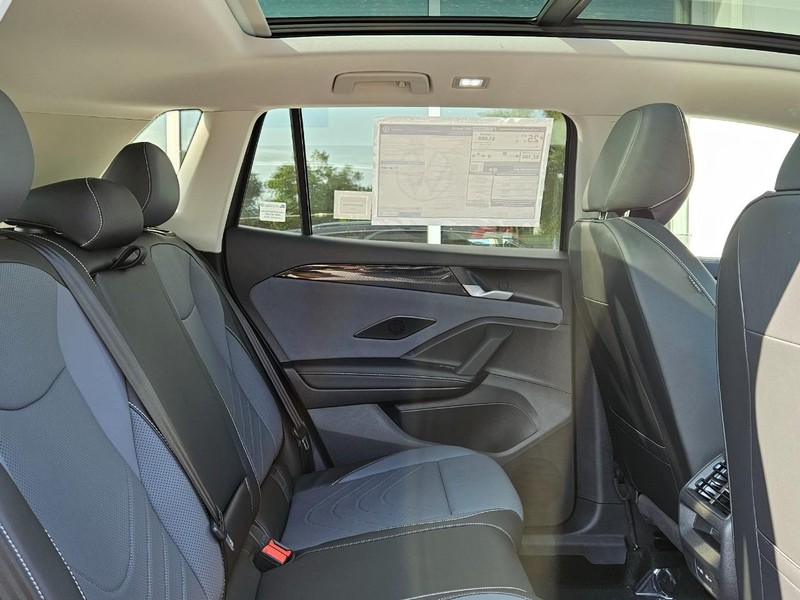 Volkswagen Tiguan Vehicle Full-screen Gallery Image 5