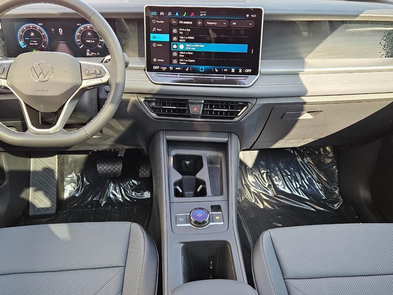 Volkswagen Tiguan Vehicle Full-screen Gallery Image 6