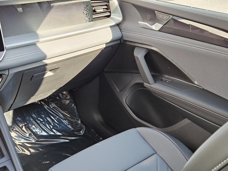 Volkswagen Tiguan Vehicle Full-screen Gallery Image 9