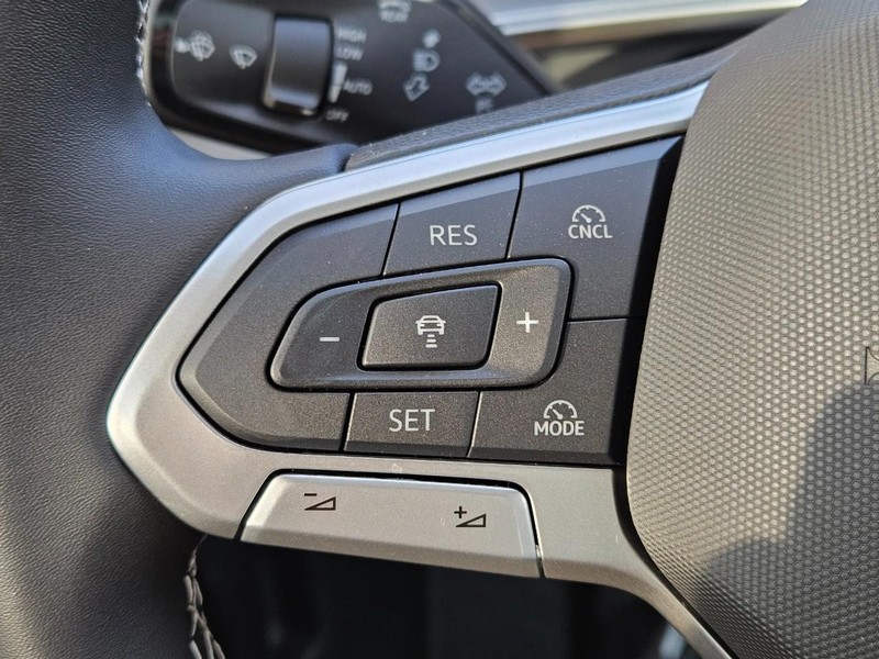 Volkswagen Tiguan Vehicle Full-screen Gallery Image 10