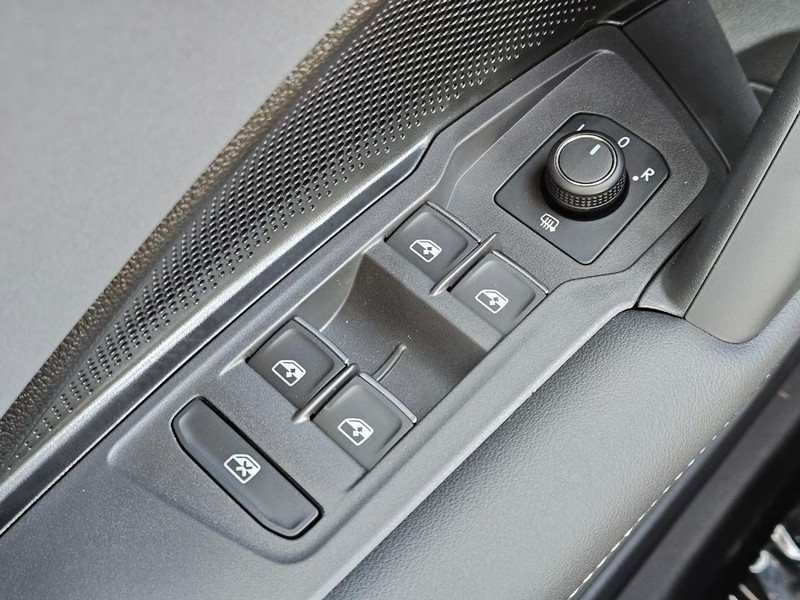 Volkswagen Tiguan Vehicle Full-screen Gallery Image 15