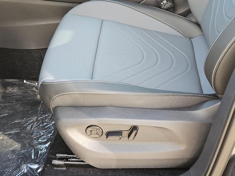 Volkswagen Tiguan Vehicle Full-screen Gallery Image 16