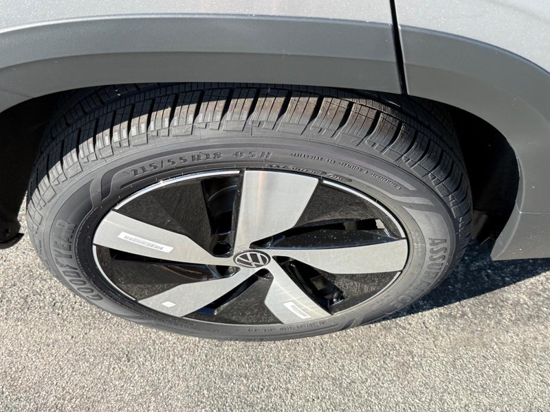 Volkswagen Taos Vehicle Full-screen Gallery Image 4