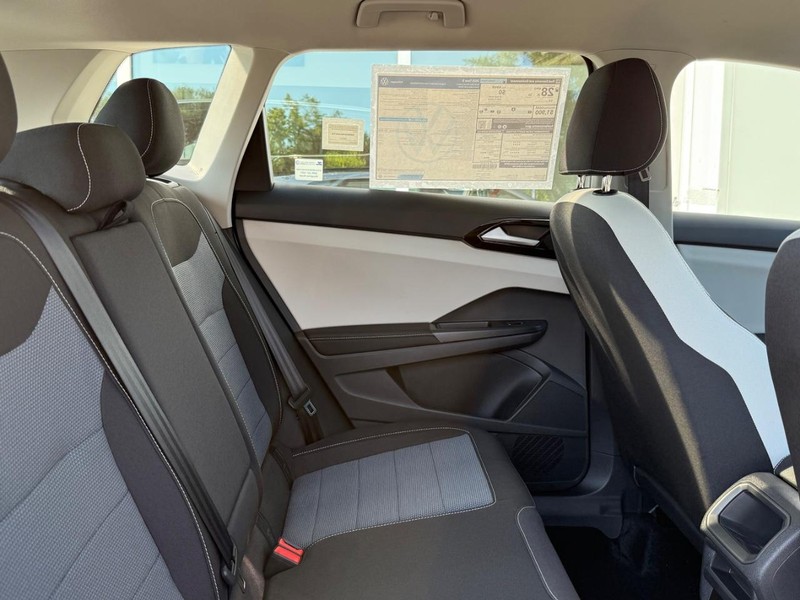 Volkswagen Taos Vehicle Full-screen Gallery Image 5