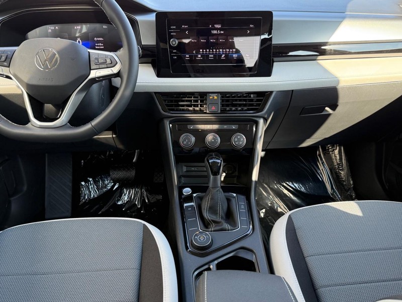 Volkswagen Taos Vehicle Full-screen Gallery Image 6