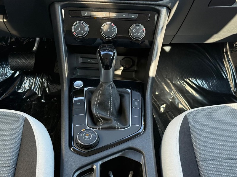 Volkswagen Taos Vehicle Full-screen Gallery Image 8