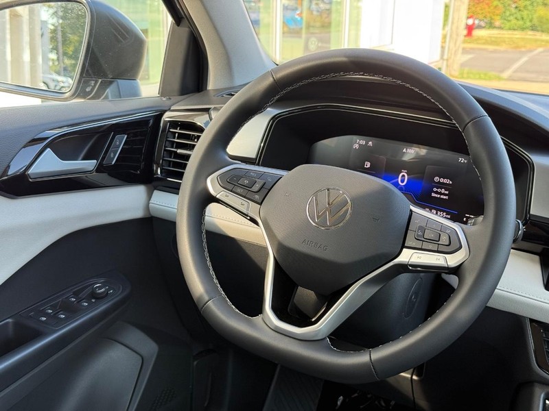 Volkswagen Taos Vehicle Full-screen Gallery Image 9