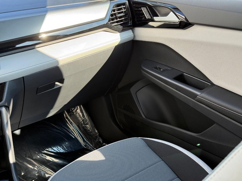 Volkswagen Taos Vehicle Full-screen Gallery Image 10