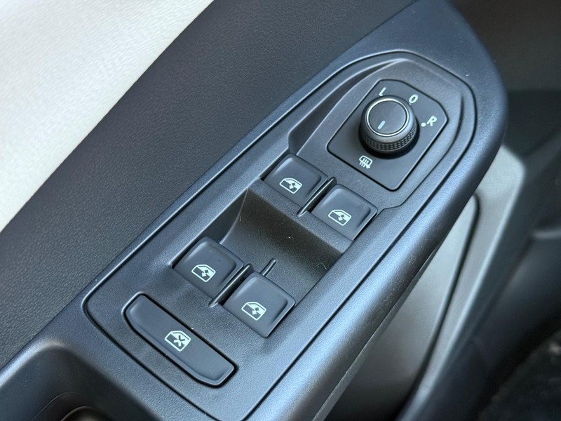 Volkswagen Taos Vehicle Full-screen Gallery Image 15