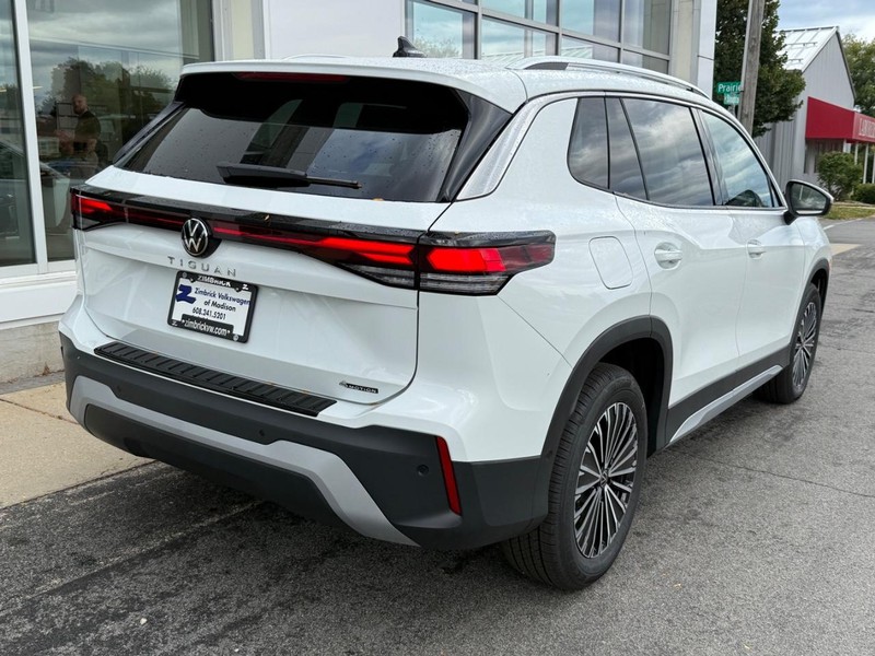 Volkswagen Tiguan Vehicle Full-screen Gallery Image 3