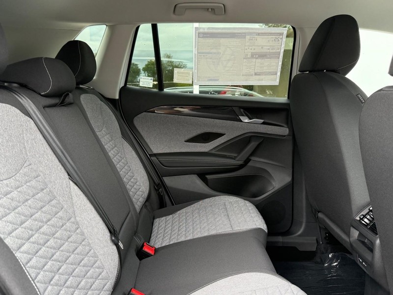 Volkswagen Tiguan Vehicle Full-screen Gallery Image 5