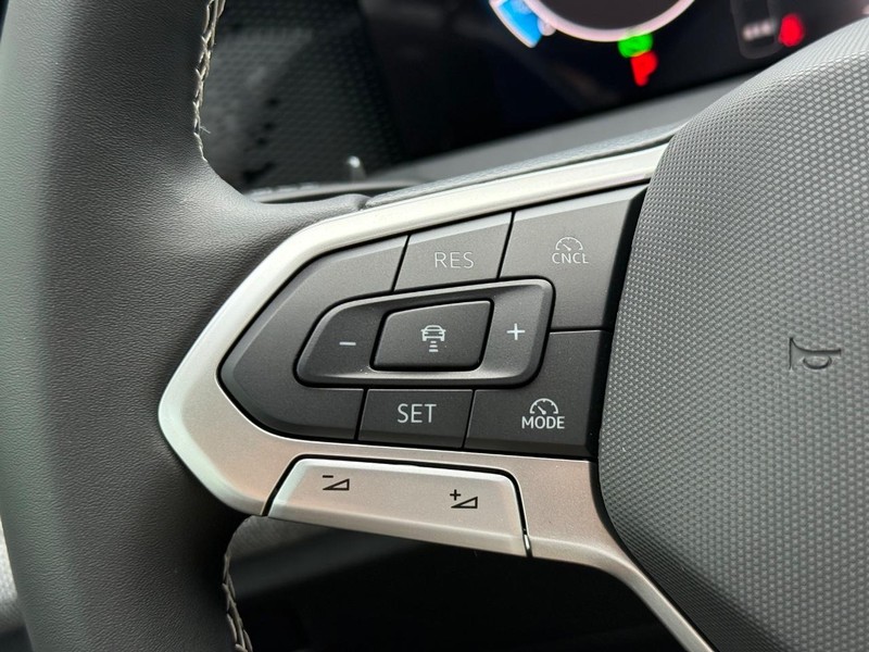 Volkswagen Tiguan Vehicle Full-screen Gallery Image 10