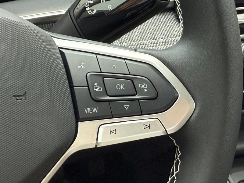 Volkswagen Tiguan Vehicle Full-screen Gallery Image 11