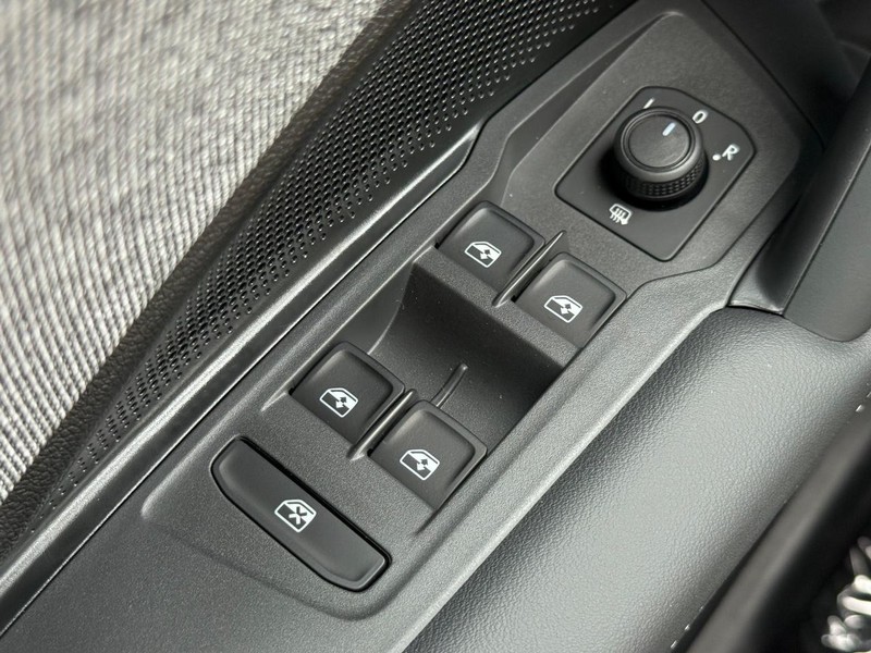 Volkswagen Tiguan Vehicle Full-screen Gallery Image 15