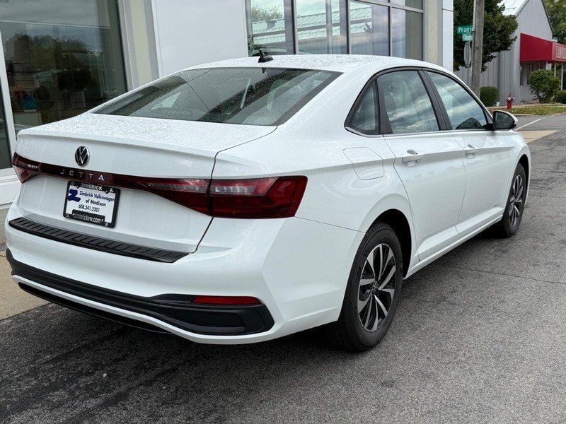 Volkswagen Jetta Vehicle Full-screen Gallery Image 3