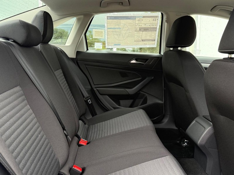 Volkswagen Jetta Vehicle Full-screen Gallery Image 5