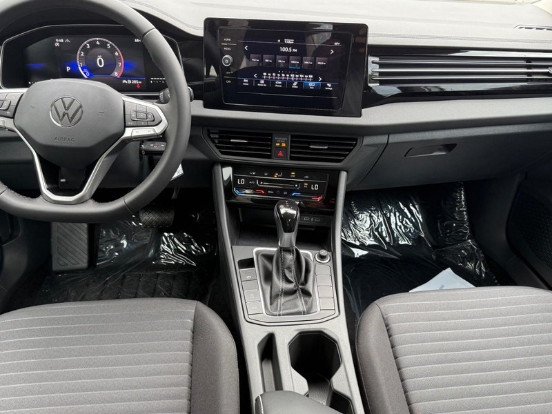 Volkswagen Jetta Vehicle Full-screen Gallery Image 6