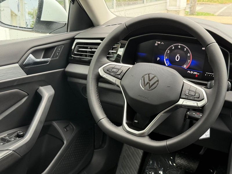 Volkswagen Jetta Vehicle Full-screen Gallery Image 9